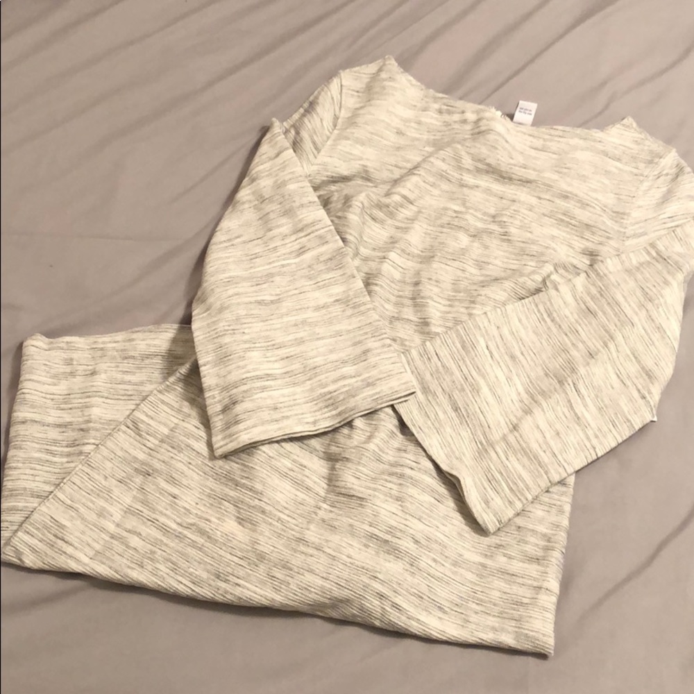 3/$15 Old Navy Fit & Flare dress /Trumpet Sleeves